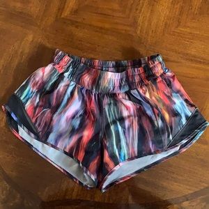 Lululemon low rise hotty hot shorts 2.5”